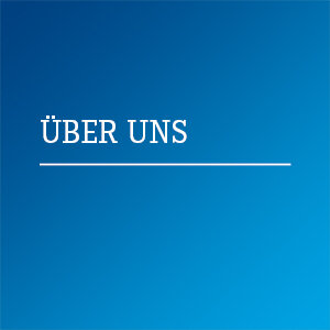 Das Bild zeigt einen blauen Hintergrund mit dem Text "ÜBER UNS" in großer Schrift und einer Linie darunter. Es wirkt schlicht und informativ.